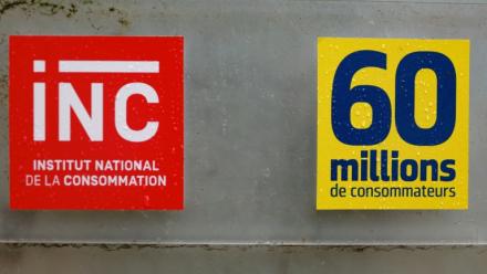 Les logos du magazine "60 millions de consommateurs" et de l'Institut National de la Consommation (INC) au siège de la publication à Malakoff, le 19 novembre 2024 dans les Hauts-de-Seine