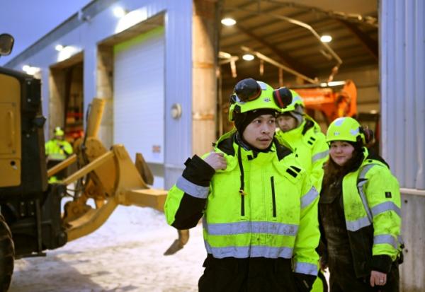 Des étudiants s'entraînent à opérer une excavatrice le 2 février 2026, à l'Ecole des minéraux et du pétrole du Groenland à Sisimiut