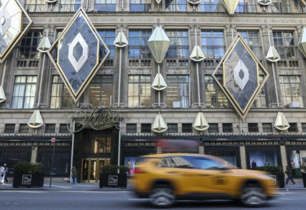 La façade du grand magasin de luxe Saks Fifth Avenue, le 13 janvier 2026 à New York