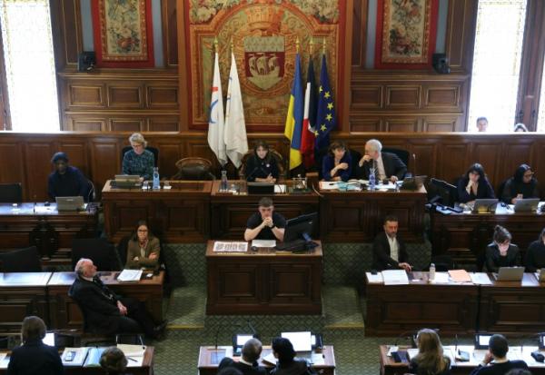 La maire de Paris, Anne Hidalgo (C, en haut), tient le dernier Conseil municipal de sa mandature, le 9 février 2026