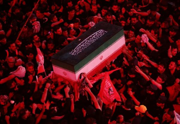 Des personnes en deull entourent le cercueil du défunt guide suprême Ali Khamenei, lors du cortège funèbre dans la ville sainte chiite de Najaf en Irak, le 8 juillet 2026 