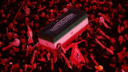 Des personnes en deull entourent le cercueil du défunt guide suprême Ali Khamenei, lors du cortège funèbre dans la ville sainte chiite de Najaf en Irak, le 8 juillet 2026 