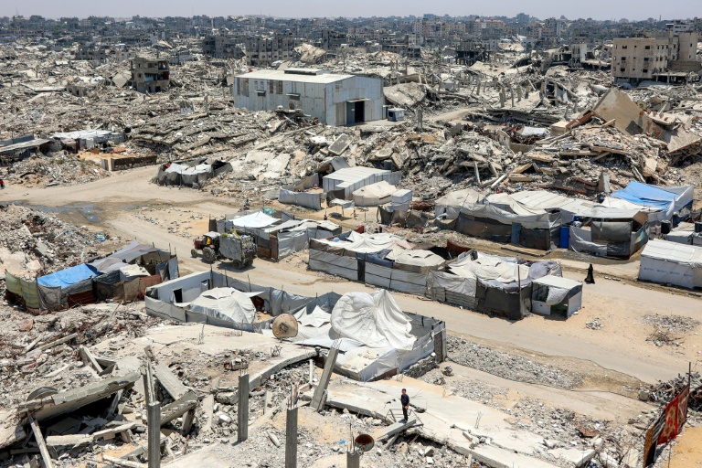 Des tentes à côté de décombres de bâtiments effondrés dans un camp pour personnes déplacées par la guerre, dans le quartier de Sheikh Radwan à Gaza, le 6 juillet 2026