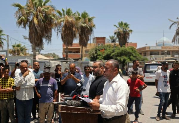 Ismaïl al-Thawabta, directeur du bureau des médias au sein du Hamas, lors d'une conférence de presse à l'hôpital Al-Aqsa de Deir el-Balah, dans le centre de la bande de Gaza, le 6 juillet 2026