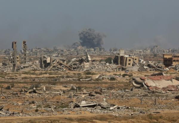 Une colonne de fumée s'élève au dessus de la ville de Gaza après une frappe israélienne, le 2 octobre 2025