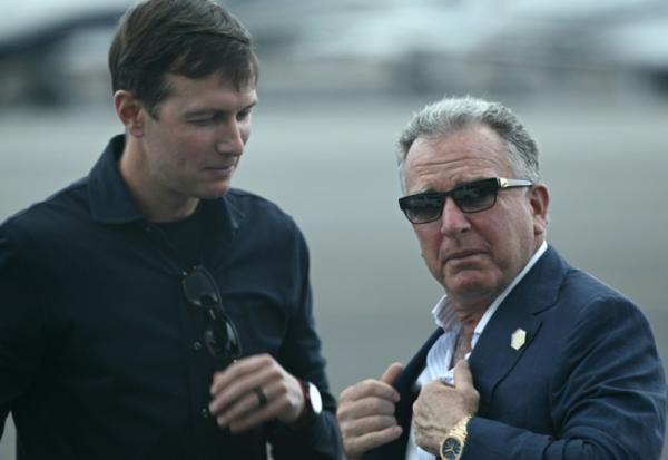 L'émissaire américain Steve Witkoff (d) et le gendre de Donald Trump, Jared Kushner, à l'aéroport de Teterboro, dans le New Jersey, le 13 juillet 2025