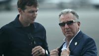 L'émissaire américain Steve Witkoff (d) et le gendre de Donald Trump, Jared Kushner, à l'aéroport de Teterboro, dans le New Jersey, le 13 juillet 2025