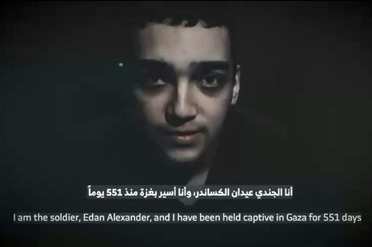 Une photo diffusée par le Forum des familles d'otages montre une capture d'écran d'une vidéo publiée par le Hamas, le 12 avril 2025, montrant l'otage israélien Edan Alexander détenu dans la bande de Gaza