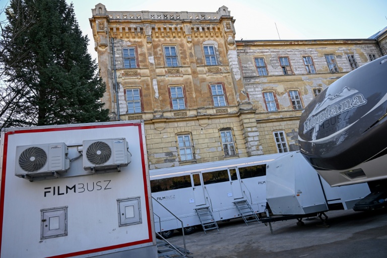 Des caravanes sur le plateau de tournage d'un film d'horreur, dans un ancien hôpital psychiatrique de Budapest, le 7 novembre 2025 en Hongrie