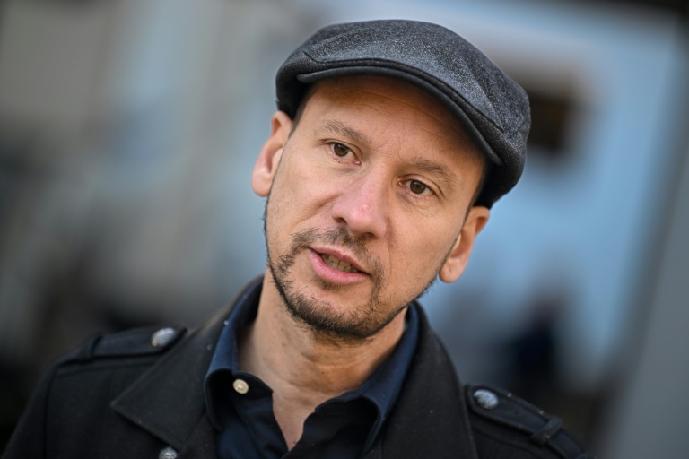 le producteur américano-hongrois Daniel Kresmery, de la société HeroSuared lors d'une interview avec l'AFP sur le plateau de tournage d'un film d'horreur dans un ancien hôpital psychiatrique de Budapest, le 7 novembre 2025 en Hongrie