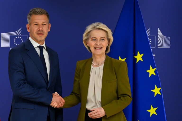 Le futur Premier ministre hongrois Peter Magyar (g) et la présidente de la Commission européenne Ursula von der Leyen, à Bruxelles, le 29 avril 2026