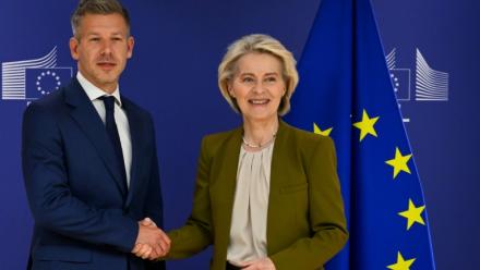 Le futur Premier ministre hongrois Peter Magyar (g) et la présidente de la Commission européenne Ursula von der Leyen, à Bruxelles, le 29 avril 2026