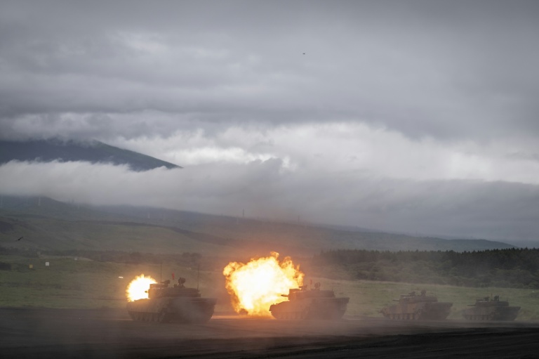 Des chars de combat de la Force terrestre d'autodéfense japonaise (JGSDF) lors d'un exercice de tir réel dans la zone de manœuvres d'East Fuji, à Gotemba, le 7 juin 2026 au Japon