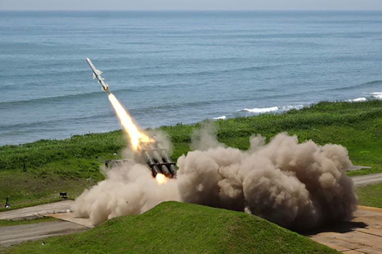 Photo du 24 juin 2025, diffusée par la Force terrestre d'autodéfense japonaise (JGSDF) le 25 juin 2025, montrant un missile de type 88 lors d'un essai au large, au champ de tir antiaérien de la JGSDF à Shizunai, sur l'île septentrionale d'Hokkaido, au Japon