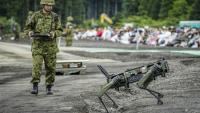 Un soldat de la Force terrestre d'autodéfense japonaise (JGSDF) manoeuvre un véhicule terrestre quadrupède sans pilote lors d'un exercice de tir réel dans la zone d'East Fuji, à Gotemba, le 7 juin 2026 au Japon