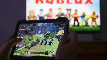 La plateforme de jeu en ligne Roblox, accusée de ne pas suffisamment protéger ses plus jeunes utilisateurs, a généralisé mardi l'accès à des comptes sécurisés à destination des moins de 16 ans
