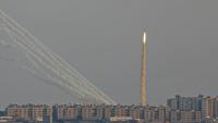 Photo prise depuis la ville israélienne de Ashkelon montrant des tirs de roquettes de la bande de Gaza le 7 août 2022