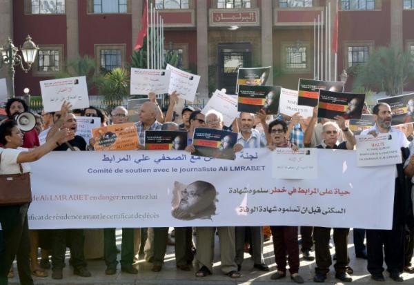 Manifestation de soutien au journaliste franco-marocain Ali Lmrabet, le 24 juillet 2025 à Rabat, au Maroc