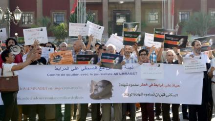Manifestation de soutien au journaliste franco-marocain Ali Lmrabet, le 24 juillet 2025 à Rabat, au Maroc