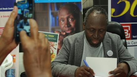 lors d'une séance de dédicaces pour célébrer le jubilé d'or de son premier livre "Weep Not Child", le 13 juin 2015 à Nairobi