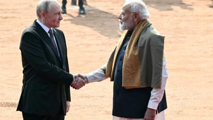 Le président russe Vladimir Poutine, à gauche, et le Premier ministre indien Narendra Modi, à sa droite, le 5 décembre 2025, à New Delhi, en Inde