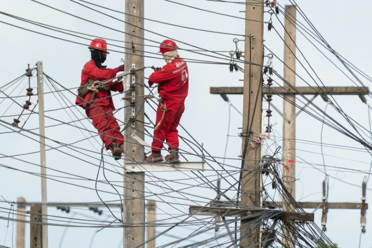 Travaux de maintenance sur des lignes électriques dans le district laotien de Hadxayfong, près de Vientiane, le 22 août 2026  