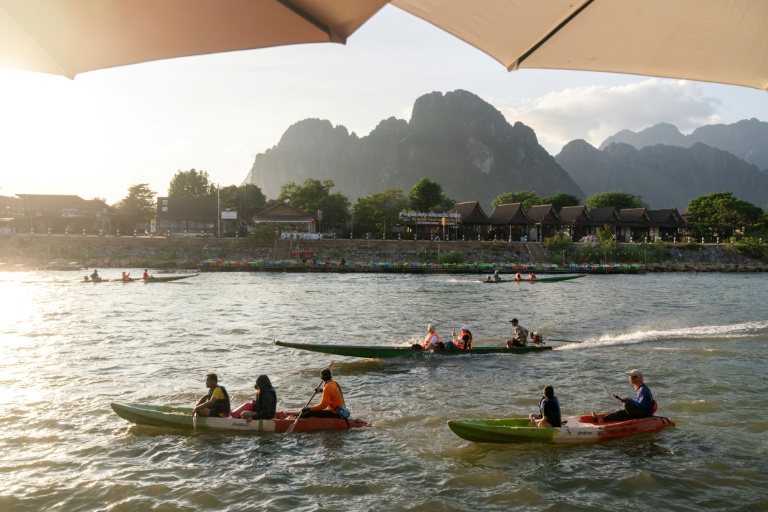 Des touristes sur la rivière Nam Song à Vang Vieng, au Laos, le 24 novembre 2024