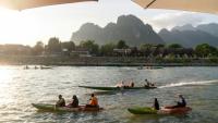Des touristes sur la rivière Nam Song à Vang Vieng, au Laos, le 24 novembre 2024