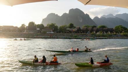 Des touristes sur la rivière Nam Song à Vang Vieng, au Laos, le 24 novembre 2024