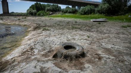 Un pneu git dans le cours du Danube asséché, près du pont Vidin-Calafat qui relie la Bulgarie et la Roumanie, au niveau du village d'Antimovo, dans le sud-est de la Bulgarie, le 22 juillet 2026