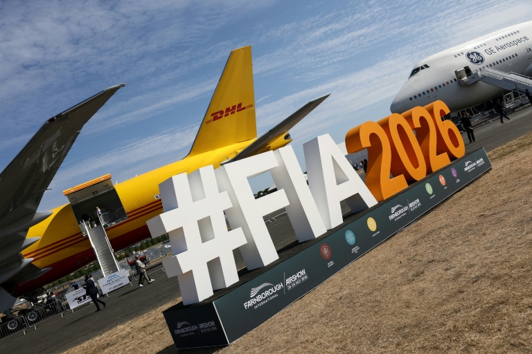 Le logo du salon international de l'aéronautique de Farnborough, au sud-ouest de Londres, lundi 20 juillet 2026 