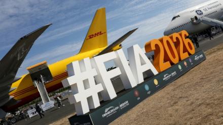 Le logo du salon international de l'aéronautique de Farnborough, au sud-ouest de Londres, lundi 20 juillet 2026 