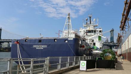 Le navire Green Pioneer amarré à Manhattan, à New York, le 23 septembre 2025