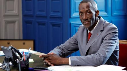 Le maire LFI de Saint-Denis, Bally Bagayoko, pose à l'Hôtel de ville de Saint-Denis le 1er avril 2026