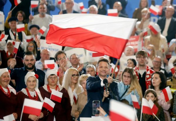Le maire pro-UE de Varsovie, Rafal Trzaskowski, candidat à la présidentielle polonaise, brandit un drapeau polonais devant ses sympathisants, à Sandomierz, à l'issue du 1er tour, le 18 mai 2025
