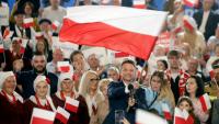 Le maire pro-UE de Varsovie, Rafal Trzaskowski, candidat à la présidentielle polonaise, brandit un drapeau polonais devant ses sympathisants, à Sandomierz, à l'issue du 1er tour, le 18 mai 2025