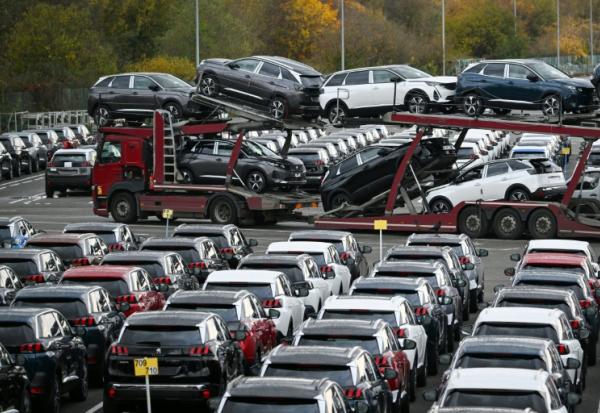 Des véhicules neufs sur le parking de l'usine Stellantis à Sochaux, dans le Doubs, le 25 novembre 2022