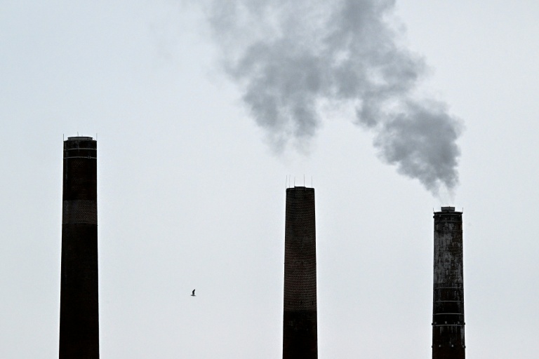 Des cheminées d'un site industriel en Allemagne à Mainz le 5 janvier 2026