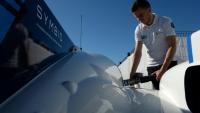 Un conducteur remplit le réservoir d'hydrogène de sa voiture le jour de l'inauguration d'une station-service à hydrogène au Mans, en France, le 8 juillet 2020
