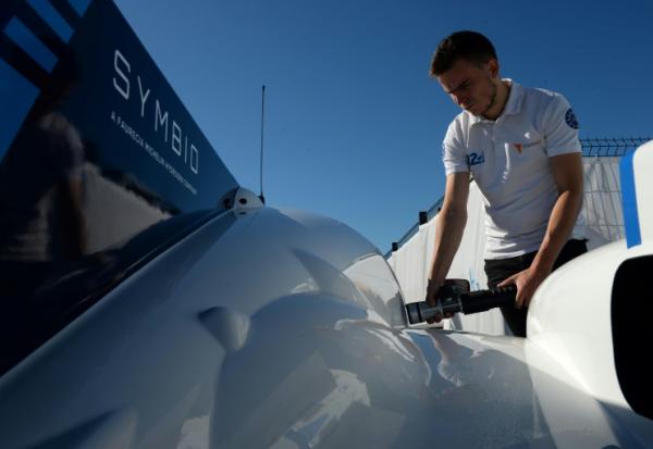 Un conducteur remplit le réservoir d'hydrogène de sa voiture le jour de l'inauguration d'une station-service à hydrogène au Mans, en France, le 8 juillet 2020