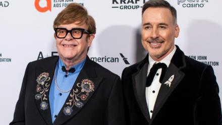 Le chanteur-compositeur britannique Elton John (g) et son époux, David Furnish, à West Hollywood, le 2 mars 2025 en Californie