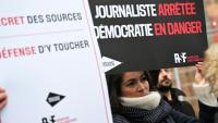 Une pancarte "Journaliste arrêtée, démocratie en danger" lors d'un  rassemblement, le 17 janvier 2023 à Paris, en soutien à la journaliste Ariane Lavrilleux, convoquée au tribunal de Paris pour ses travaux publiés par le média Disclose sur les liens entre une opération de renseignement française et l'Égypte