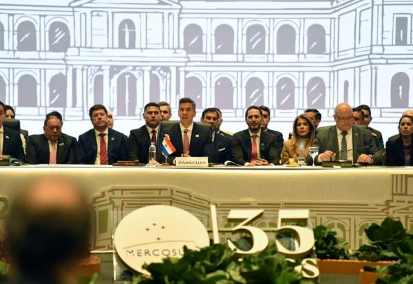Le président paraguayen Santiago Peña (c), lors du 68e sommet des chefs d'État du Mercosur à Luque, le 30 juin 2026 au Paraguay