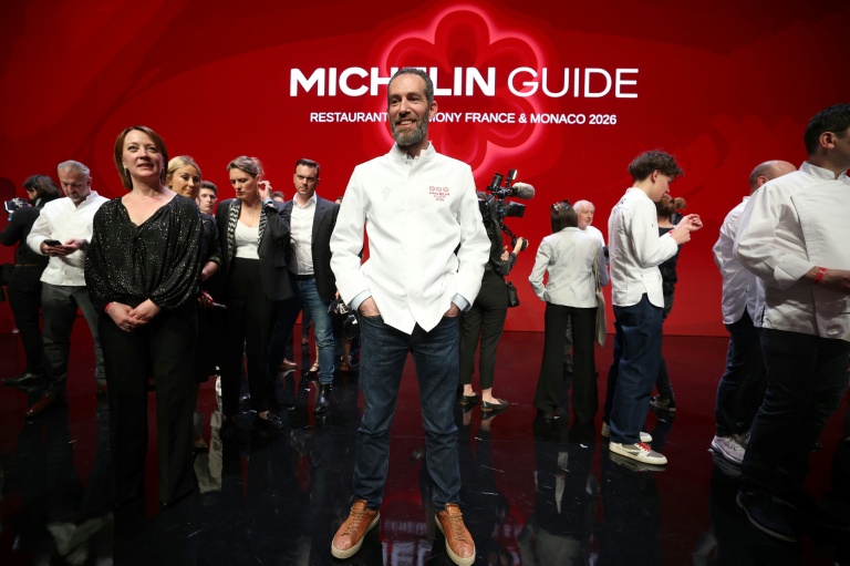 Michael Arnoult, chef du restaurant La Morainières, après avoir reçu sa troisième étoile lors de la cérémonie de remise des prix du Guide Michelin 2026 à Monaco, le 16 mars 2026