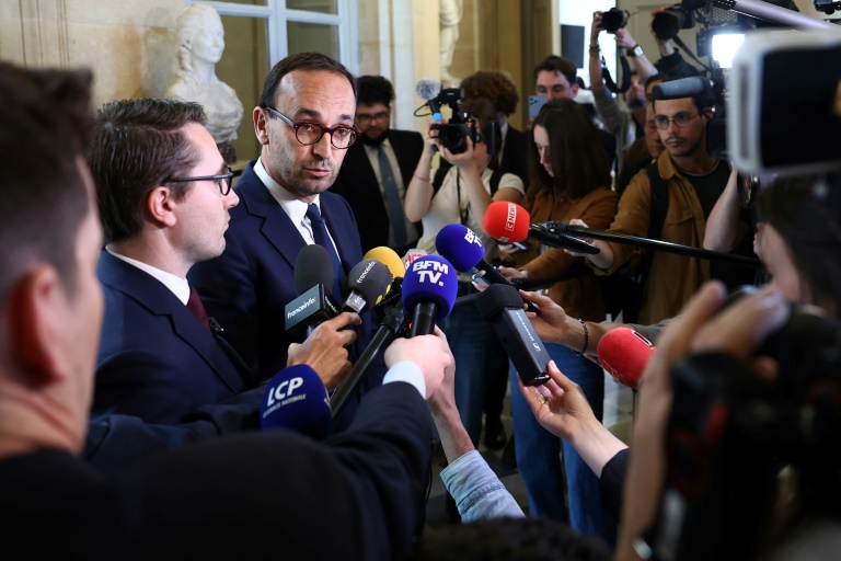 Le président de la commission d'enquête sur l'organisation des élections Thomas Cazenave (c) répond aux questions après que le milliardaire Pierre-Edouard Stérin ne s'est pas présenté à l'audition, à l'Assemblée nationale, le 20 mai 2025 à Paris