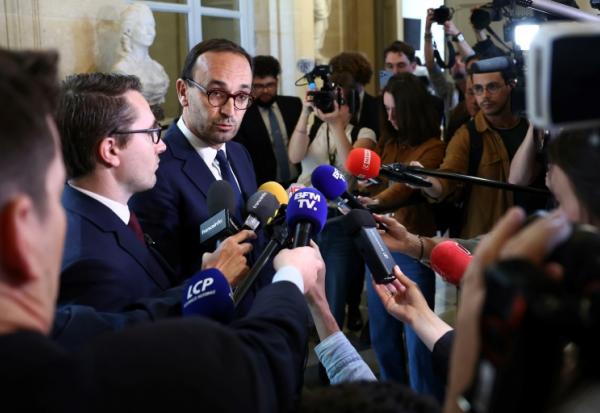 Le président de la commission d'enquête sur l'organisation des élections Thomas Cazenave (c) répond aux questions après que le milliardaire Pierre-Edouard Stérin ne s'est pas présenté à l'audition, à l'Assemblée nationale, le 20 mai 2025 à Paris