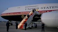 Le président américain Donald Trump descend du nouvel avion présidentiel américain Air Force One offert par le Qatar à la base aérienne Andrews, dans le Maryland (est), le 1er juillet 2026