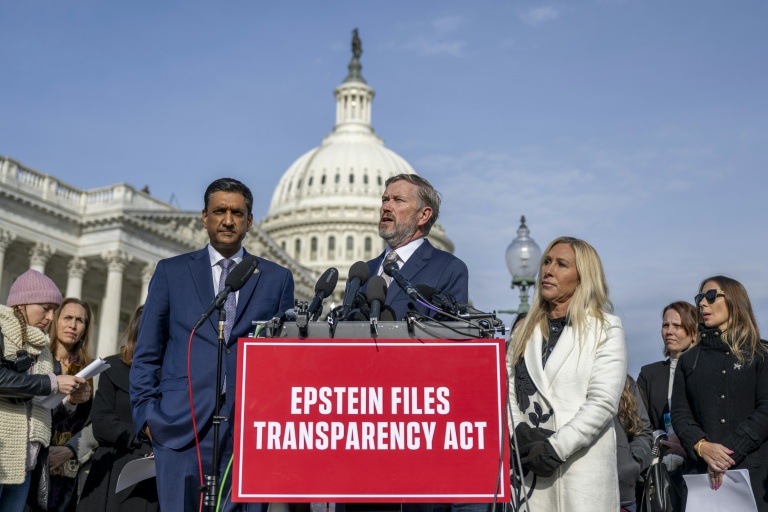 L'élu républicain Thomas Massie (c), auteur avec l'élu démocrate Ro Khanna (g) d'une proposition de loi exigeant que l'administration Trump publie les documents d'enquête sur Jeffrey Epstein, lors d'une conférence de presse devant le Capitole, à Washington, le 18 novembre 2025