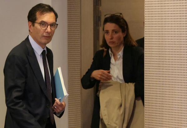 Le ministre du Travail Jean-Pierre Farandou et la secrétaire générale de la CGT Sophie Binet (R) à l'issue d'une réunion à Paris le 13 avril 2026