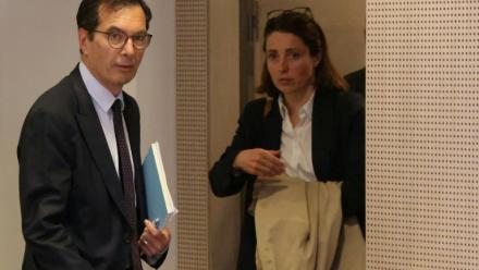 Le ministre du Travail Jean-Pierre Farandou et la secrétaire générale de la CGT Sophie Binet (R) à l'issue d'une réunion à Paris le 13 avril 2026